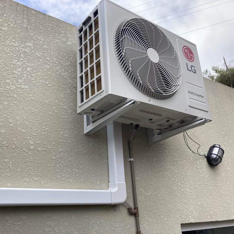 Unidade externa de ar-condicionado instalada em residência em Atibaia